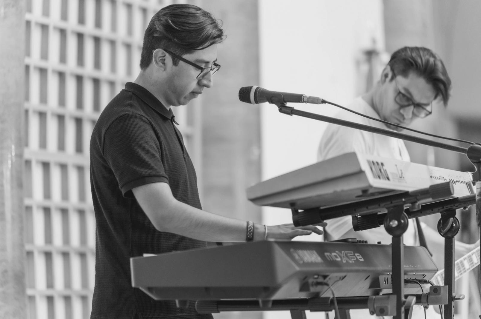Studio de composition avec instruments et équipement d'enregistrement professionnel