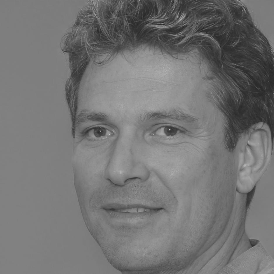 Portrait de Léonard Dubois, compositeur spécialisé en musique contemporaine