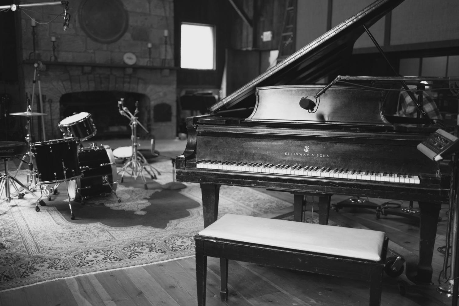 Atelier d'orchestration avec partition et instruments