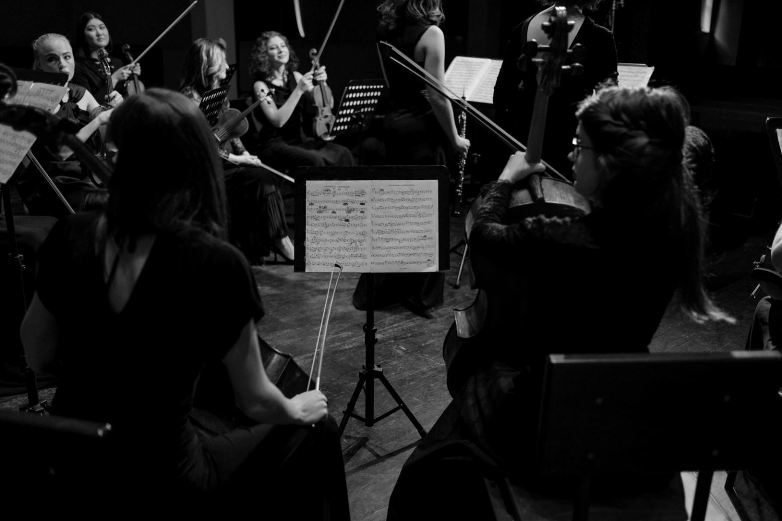 Espace de création musicale avec instruments et matériel d'enregistrement
